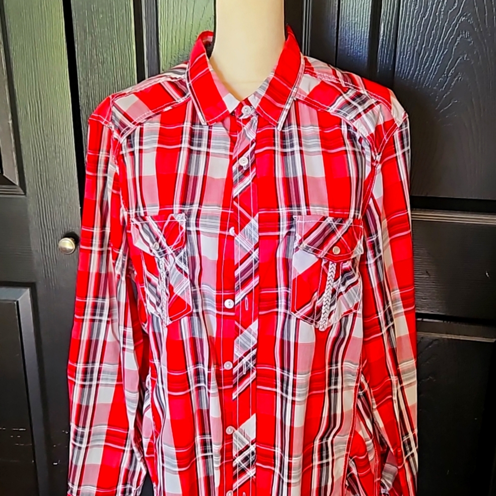 Men's long sleeve button down with stitching on the pockets like new